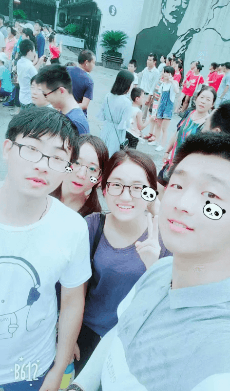 气质全靠哥们衬托