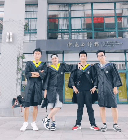 最左边是班草哦!